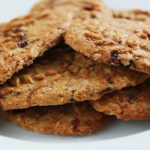 Image actuelle : Close-up of homemade oatmeal cookies with raisins, a healthy treat.